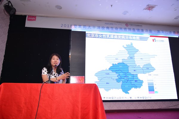 专家向当地妇女普及两癌防治知识
