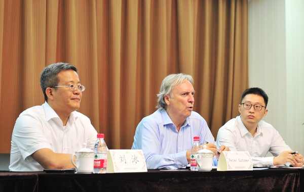 彼得·古兹默教授在签约仪式上发言。 彼得·古兹默教授在签约仪式上发言。