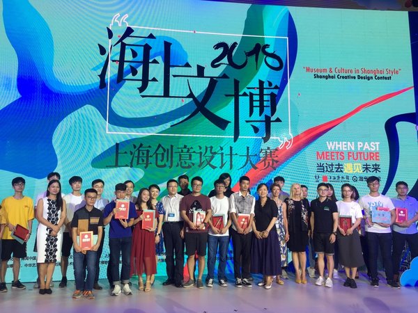 颁奖典礼结束后,领导、评委和获奖选手合影 颁奖典礼结束后,领导、评委和获奖选手合影