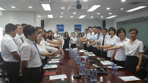 河钢国际企业员工与华尔街英语企业培训创新学习团队人员合影