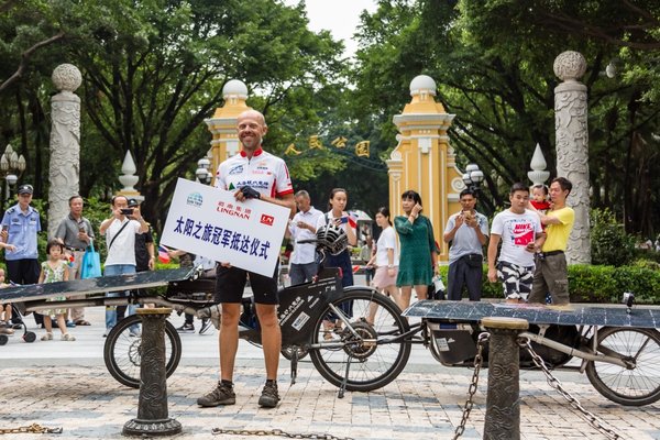 比利时选手Raf Hulle在比赛终点--广州 “城市之心”的人民公园留影