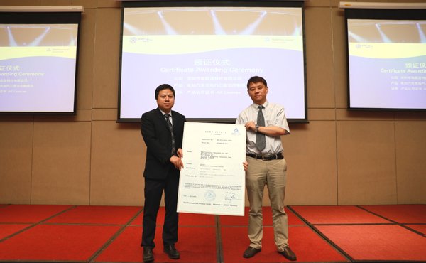 TUV莱茵商用及工业产品服务总经理郑豪为深圳市瑞凯诺科技有限公司颁发DIN 70121的AK证书