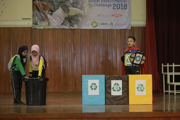 The first runner up of the MPMA – Dow School Environment Challenge 2018 Sketch Performance Competition from SK Tehel, Bemban, Melaka - 'Recycle Hero' saving the Earth by educating students to throw recyclables into the right bin.