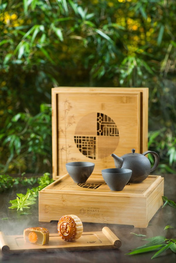 北京望京凯悦酒店以“竹-月”之名，邀您在中秋时节吟诗品秋味。独具匠心的月饼礼盒设计，采用竹木设计，更富清逸祥和的韵意；而礼盒精细优雅的浮雕画面在渲染着东方美学的同时，更呈现“一窗明月一窗竹”的浓浓诗意，象征着中秋的合家团圆。九粒装礼盒在包含了传统经典口味之外，更精选了椰蓉、玫瑰陈皮豆沙蛋黄、红枣、香芋及枣泥核桃五种清新口味，让清雅幽香萦绕唇齿之间。