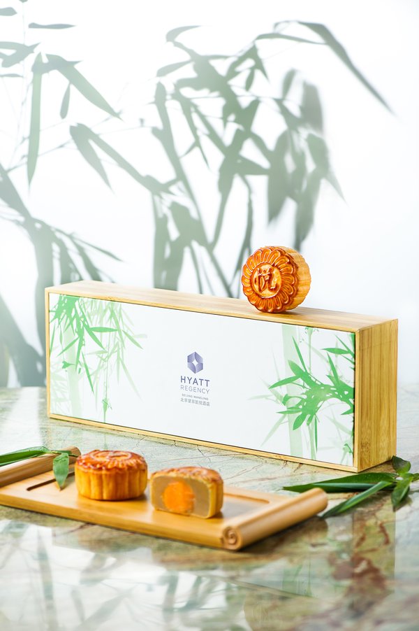 北京望京凯悦酒店臻选四种经典月饼口味，旨为守护经典的味道，重温记忆中最美好的团圆时光。月饼坚持选用新鲜上乘食材，特别出品传统蛋黄白莲蓉、奶黄流沙、秘制金腿伍仁、黑芝麻口味，内陷饱满，甜而不腻。搭配香茗，带来口感上的交相辉映。
