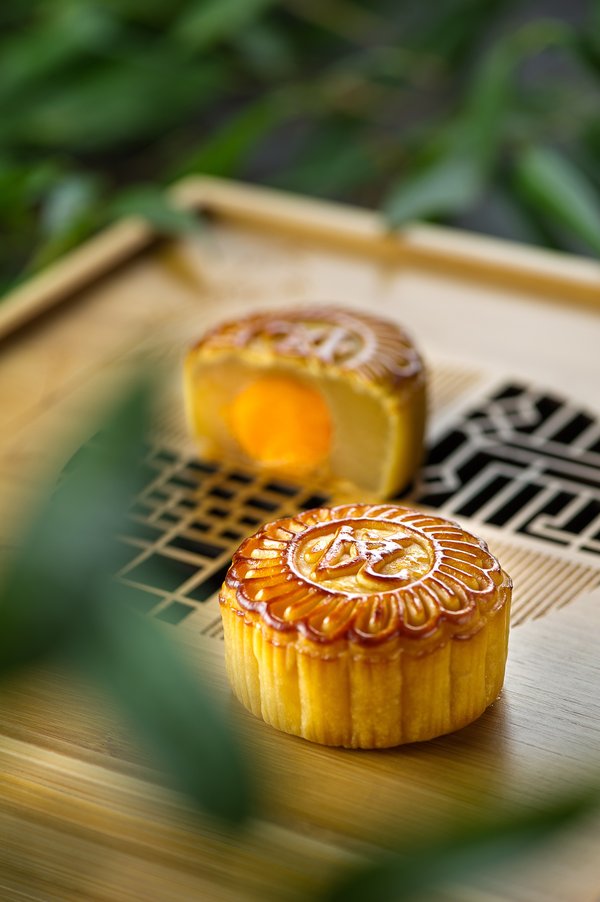 北京望京凯悦酒店以“竹-月”之名，邀您在中秋时节吟诗品秋味。独具匠心的月饼礼盒设计，采用竹木设计，更富清逸祥和的韵意；而礼盒精细优雅的浮雕画面在渲染着东方美学的同时，更呈现“一窗明月一窗竹”的浓浓诗意，象征着中秋的合家团圆。九粒装礼盒在包含了传统经典口味之外，更精选了椰蓉、玫瑰陈皮豆沙蛋黄、红枣、香芋及枣泥核桃五种清新口味，让清雅幽香萦绕唇齿之间。