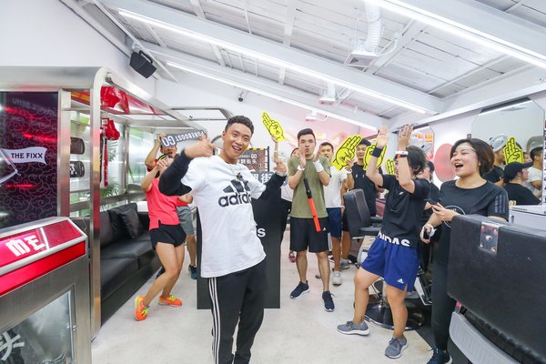 街舞冠军肖杰参加阿迪达斯PureBOOST GO跑翻街头活动