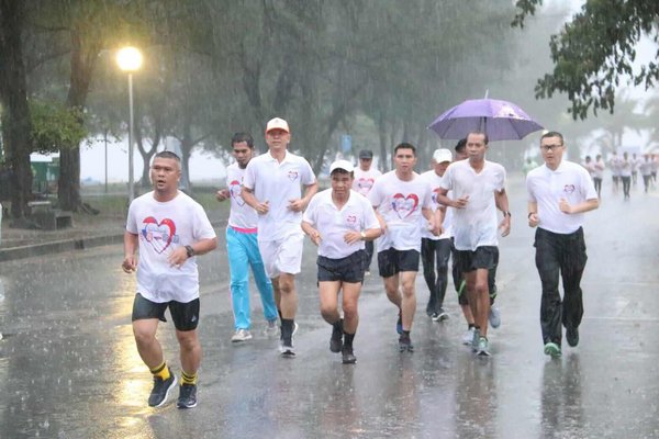 普吉府尹诺拉帕冒雨参跑迷你马拉松