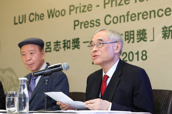 刘遵义教授介绍今年各个奖项的获奖者并感谢各个奖项的遴选小组，以严谨的评审过程挑选出在不同领域为全球作出卓越贡献的获奖者。