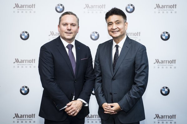 万豪国际携手宝马中国进一步深化在华合作 左：华晨宝马汽车有限公司营销高级副总裁 高翔 右：万豪国际集团大中华地区首席营运官兼董事总经理 李雨生