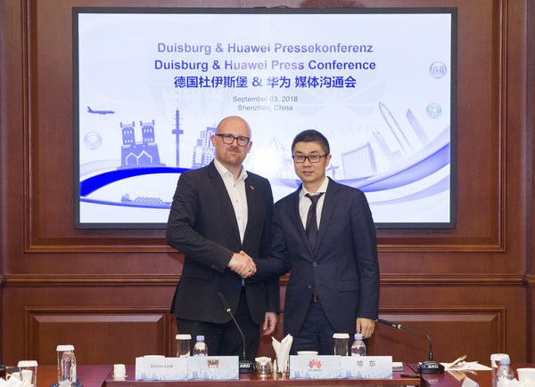 德国杜伊斯堡市长Soren Link（左）与华为企业BG 行业MKT与解决方案总裁喻东