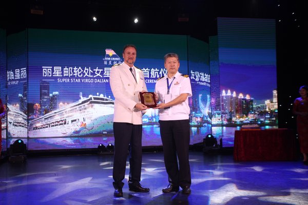 为纪念“处女星号”首航大连，处女星号船长 Captain-Christian Aalbers先生与大连港客运总公司总经理张铁先生交换纪念品。