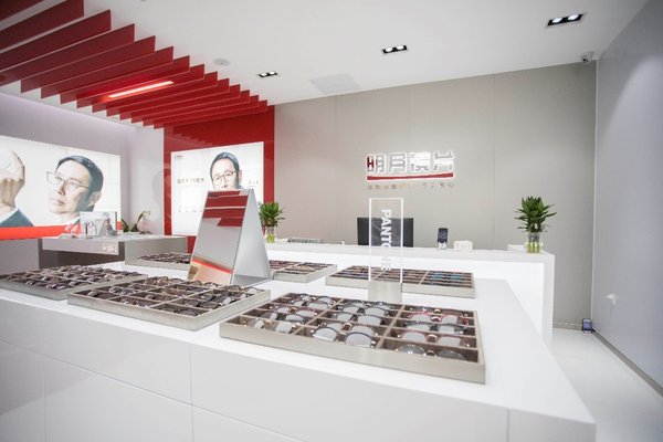 明月镜片全新终端店铺开放式陈列