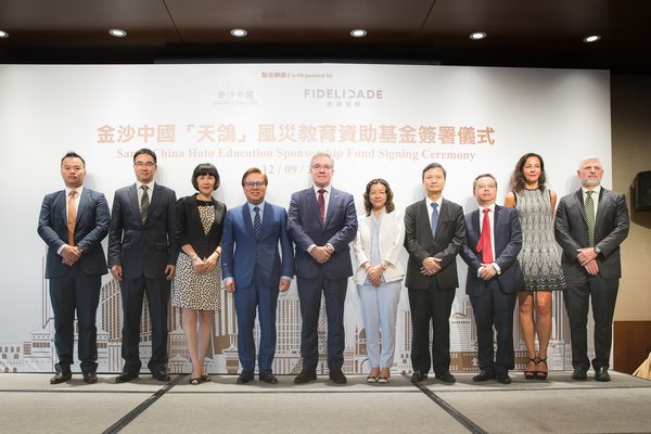 金沙中国有限公司总裁王英伟博士（左四）、忠诚保险公司（人寿）总经理鲍蓝龙（左五）、一众见证嘉宾及金沙中国台风救援团队成员出席周三在澳门金沙举行之“天鸽”风灾教育资助基金签署仪式。
