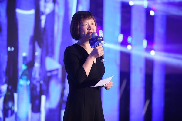 爱尔康大中国区总裁王慧女士向支持和参与PD项目的医生、同事表示感谢
