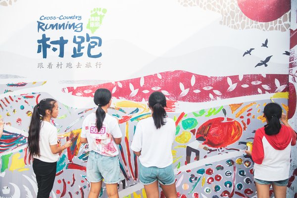 永新乡村孩童绘制丰收秋日自然画卷