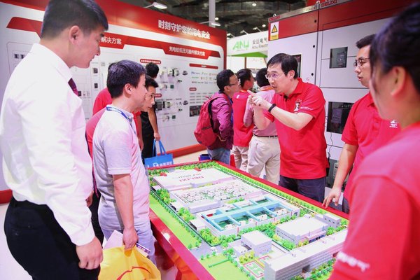 德力西电气工作人员向观众用沙盘展示智能配电系统