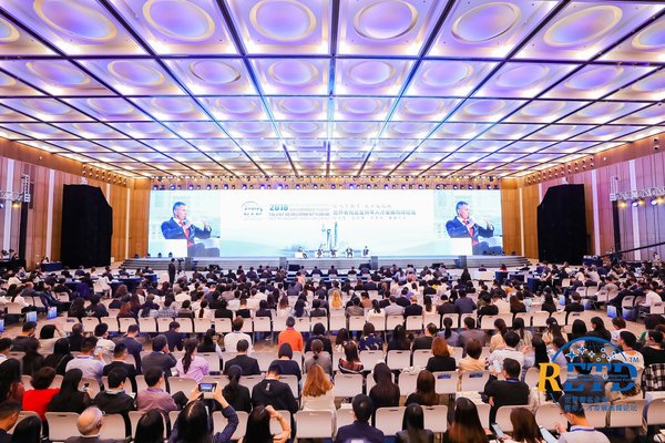 2018世界著名企业青年人才发展高峰论坛由共青团上海市委员会、上海市普陀区人民政府、中智上海经济技术合作有限公司共同主办。 2018世界著名企业青年人才发展高峰论坛由共青团上海市委员会、上海市普陀区人民政府、中智上海经济技术合作有限公司共同主办。