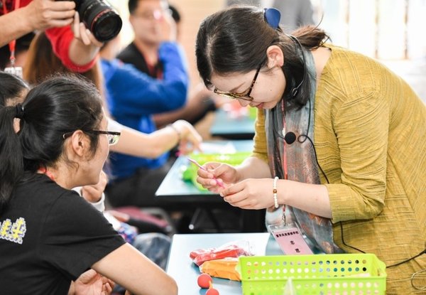 海派面塑艺术家汤健老师现场指导小朋友制作面塑