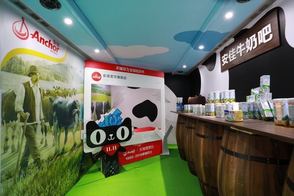 NZ1886巴士内的安佳系列产品试吃