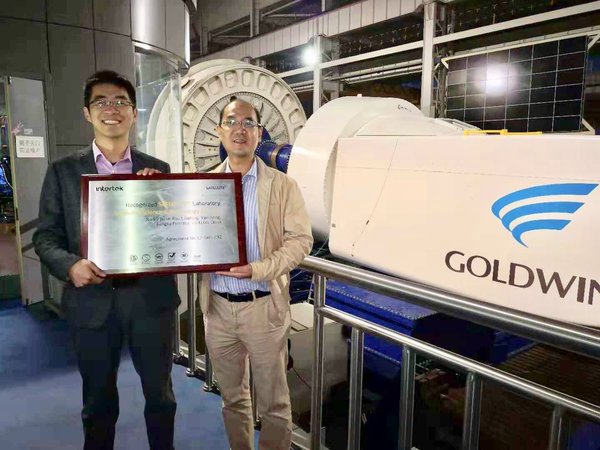 Intertek天祥集团电子电气事业部华东区销售总监李一峰先生（右） 为金风科技实验室中心副主任高斯先生（左）授牌