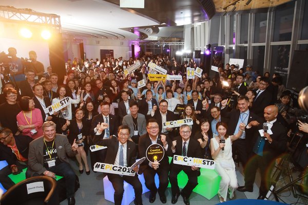 （前排右起）香港特别行政区政府创新及科技局副局长钟伟强博士、香港科技园公司主席查毅超博士及香港科技园公司行政总裁黄克强，与逾千名参赛者和来宾进行千人大合照。
