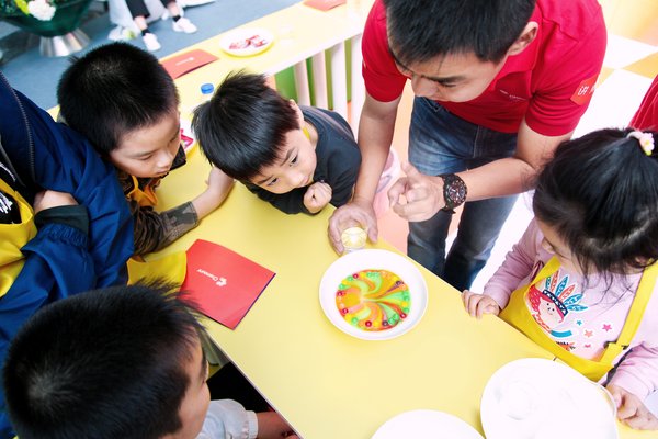 科慕科学家讲师现场指导小朋友进行互动实验