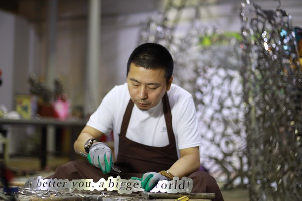 艺术家解勇制作主装置
