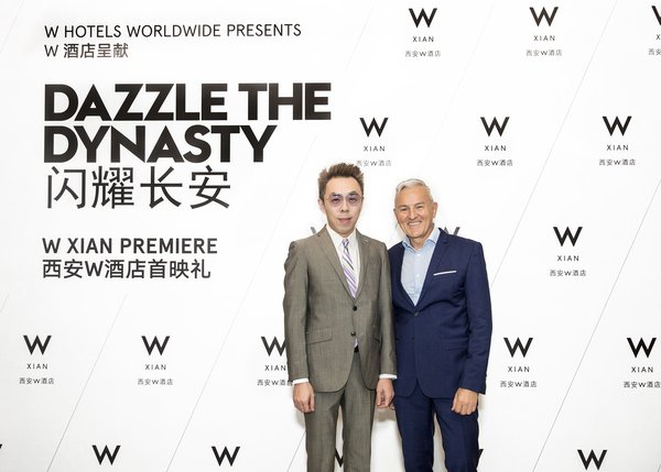 万豪国际集团高层共庆西安W酒店首映礼。右：万豪国际集团亚太区奢华品牌及营销副总裁 Bruce Ryde，左：西安W酒店总经理 Jerry Mong