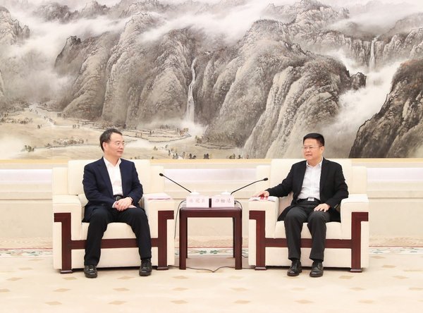 徐冠巨与郑栅洁现场会谈 