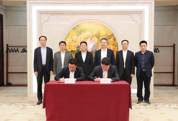 浙江省委副书记、宁波市委书记郑栅洁，传化集团董事长徐冠巨共同见签下，宁波市副市长李关定、传化智联高级副总裁徐炎分别代表双方签约。