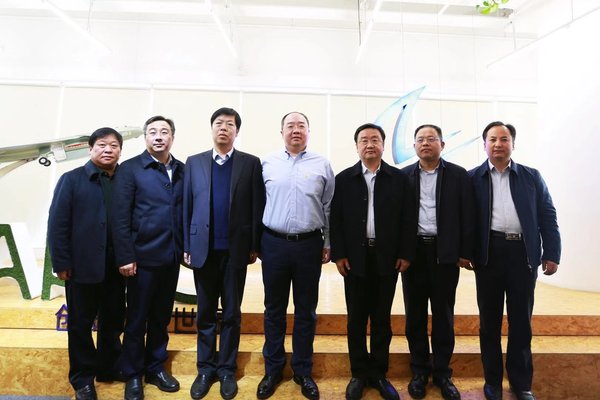 合影 （右三郑州市委副书记、市长王新伟，右四APUS创始人、董事长兼CEO李涛，右五郑州市副市长史占勇）