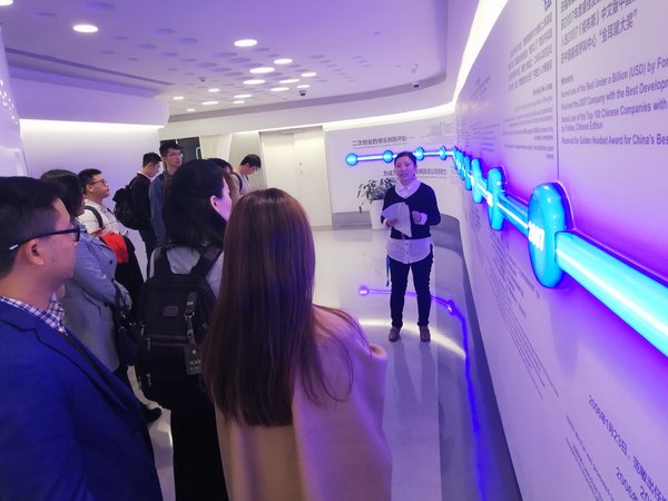 采购中国成员参观携程里程墙