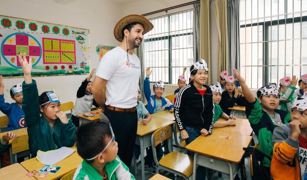 Amir为孩子们上了一趟有趣的英语课