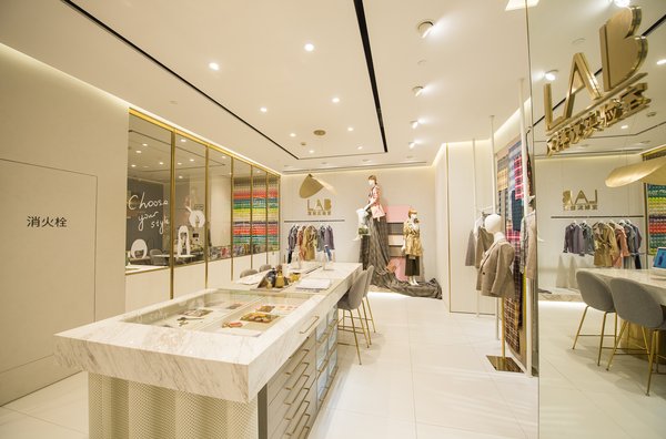 Lily商务时装南京西路超级智慧门店