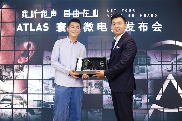 ATLAS 寰图首席执行官陈思烺先生向 ATLAS 寰图星级会员陈冠希赠送特别定制的星级会员礼盒