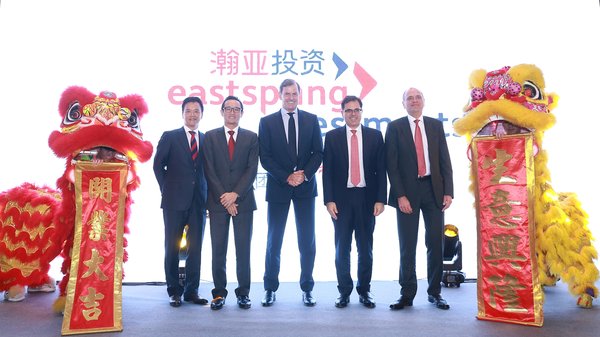 左至右为：瀚亚投资管理（上海）有限公司总经理陆敏、瀚亚投资管理（上海）有限公司董事长张泰平、英国保诚集团 CEO Mike Wells、英国保诚集团亚洲区总部 CEO 黎康忠、瀚亚投资管理集团 CEO 施瑞凯