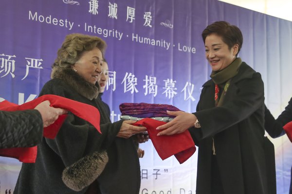 顾严幼韵女士的女儿杨雪兰捐赠母亲物品