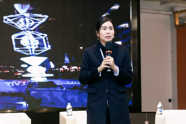 泰国灯光雕塑艺术家Dutchanee Ongarjsiri