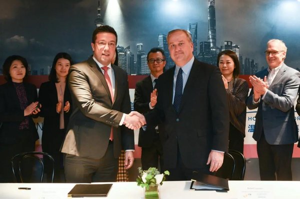 温德姆酒店集团首席运营官Bob Loewen（右）和ITB China总经理David Axiotis（左）完成签约仪式