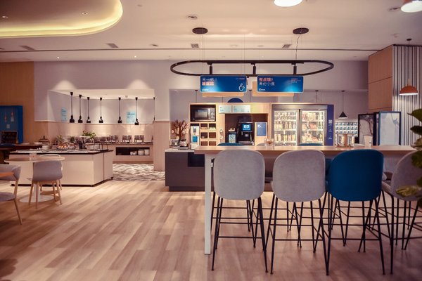 智选假日酒店新一代设计多功能共享“智-空间”，餐饮、工作、休闲皆掌握