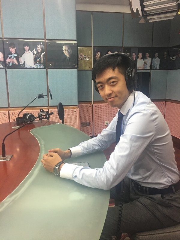 华尔街英语VVIP教学主管James在《八点晚自习》节目录制现场