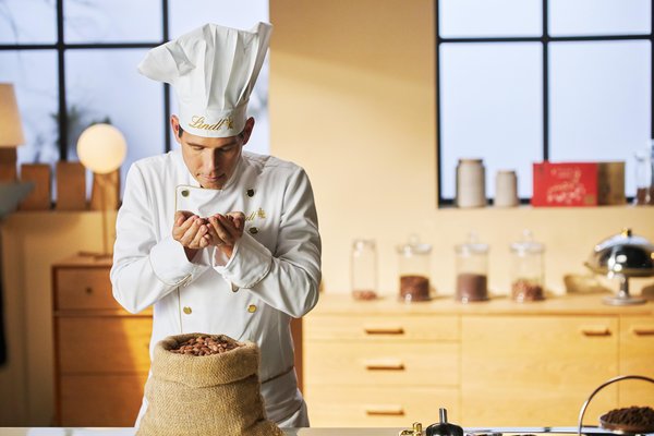 瑞士莲巧克力大师挑选上乘可可豆