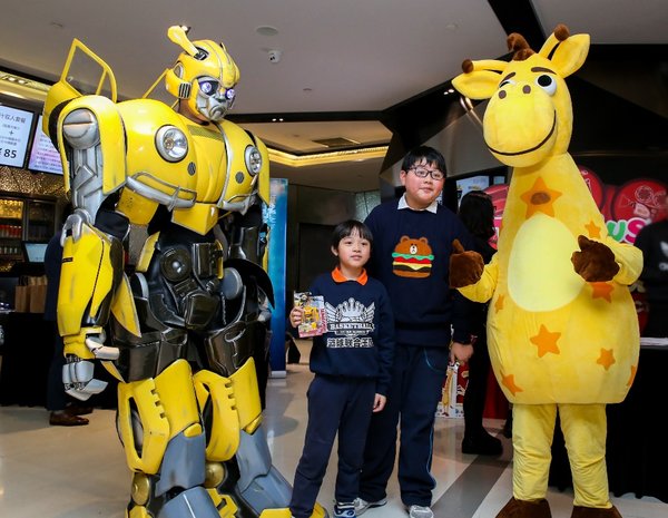 玩具反斗城的杰菲和大黄蜂人偶与小朋友亲密互动，为小朋友们带来独一无二的观影体验