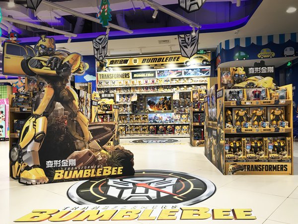 《大黄蜂》电影热映期间，玩具反斗城隆重推出热门款明星产品-大黄蜂变形金刚