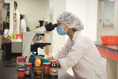 李锦记有严谨的品质监控流程，坚持100-1=0的品质管理理念