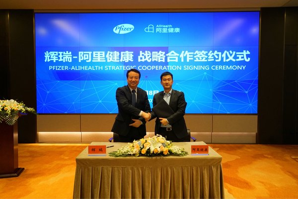 辉瑞成熟药品业务（Pfizer Upjohn）中国区总经理吴锋先生、阿里健康CEO沈涤凡先生共同签署战略合作备忘录