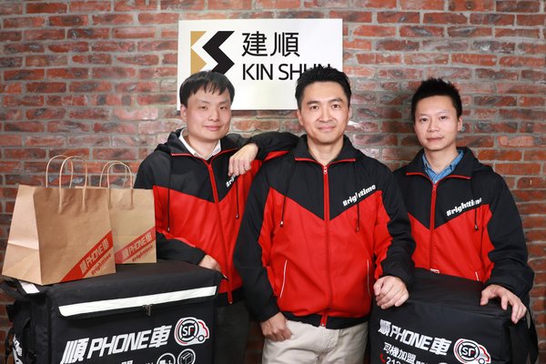 建顺资讯科技公司技术总监谢杰明先生（左一）、建顺资讯科技公司行政总裁赵家祺先生（左二）及建顺资讯科技公司营运总监范俊彦先生（右一）合照