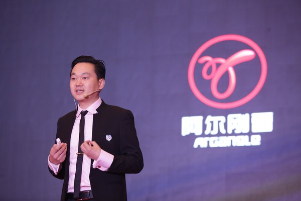 阿尔刚雷科技创始人周刚发布绝缘连电技术及新产品