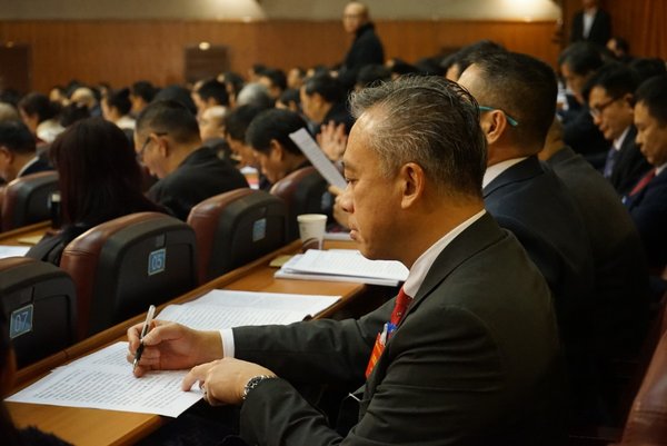 李惠中先生认真听取政协会议精神